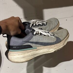 Nike Invincible Run 3 in Gray and White